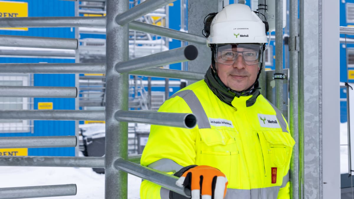 Metsä Fibren Kemin biotuotetehtaan projektijohtaja Jari-Pekka Johansson tehtaan työmaalla helmikuussa 2022