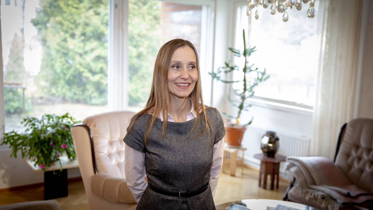 Huoneistokeskuksen ja SKV.n liiketoiminnanjohtaja Anu-Elina Hintsa espoolaisessa omakotialossa, joka on/oli myytävänä maaliskuussa 2020.