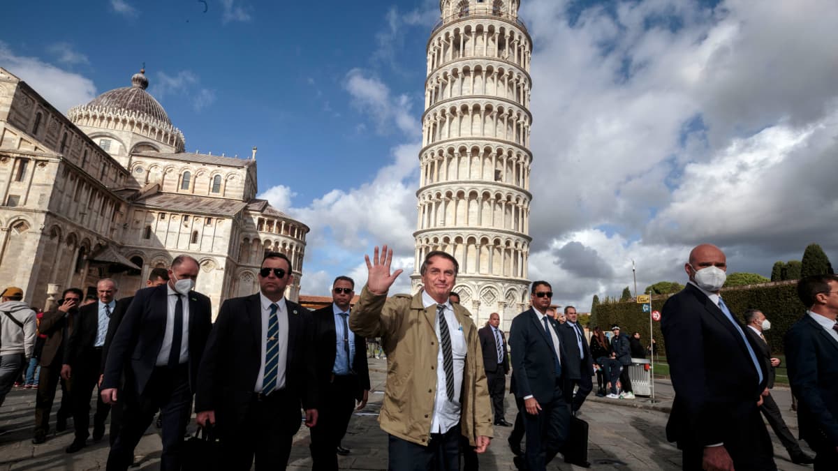  Jair Bolsonaro kävelee Pisan tornin edustalla.