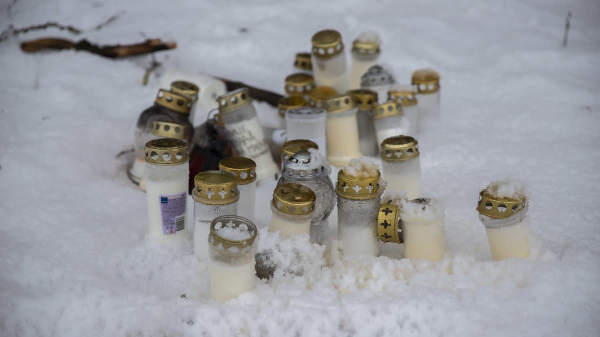 Hautakynttilöitä kumihangessa menehtyneen Postin työntekijän muistolle Savonkadulla Kouvolassa.