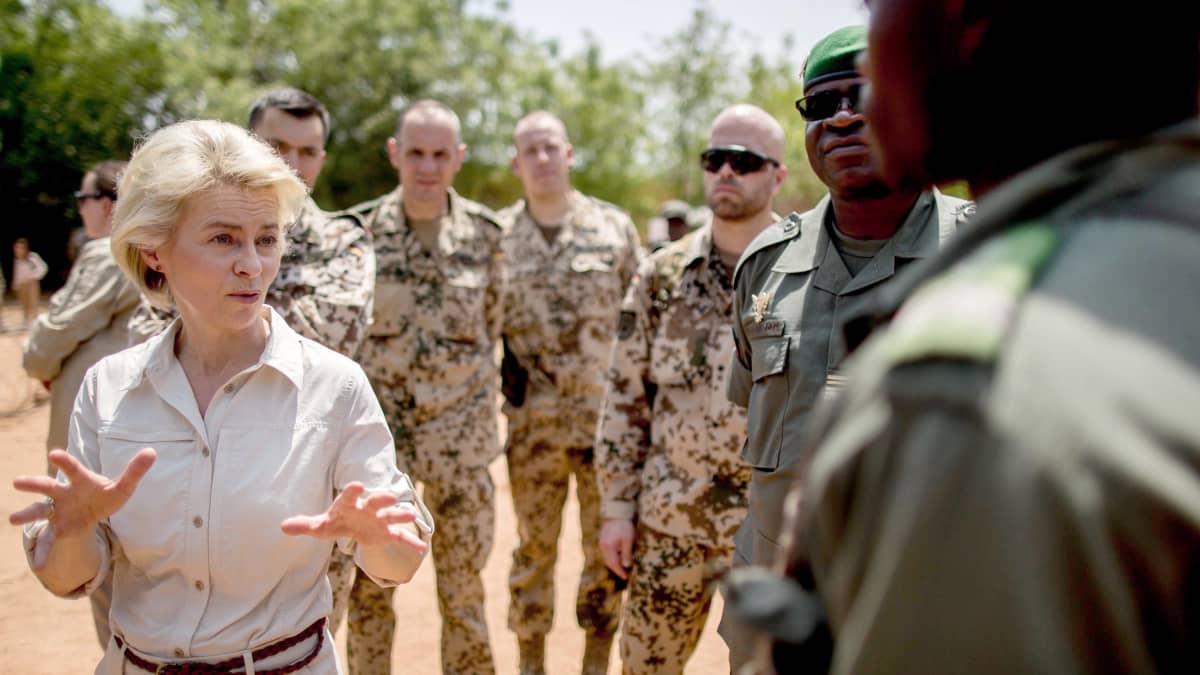 Ursula von der Leyen keskustelee malilaisten sotilaiden kanssa harjoitusleirillä.
