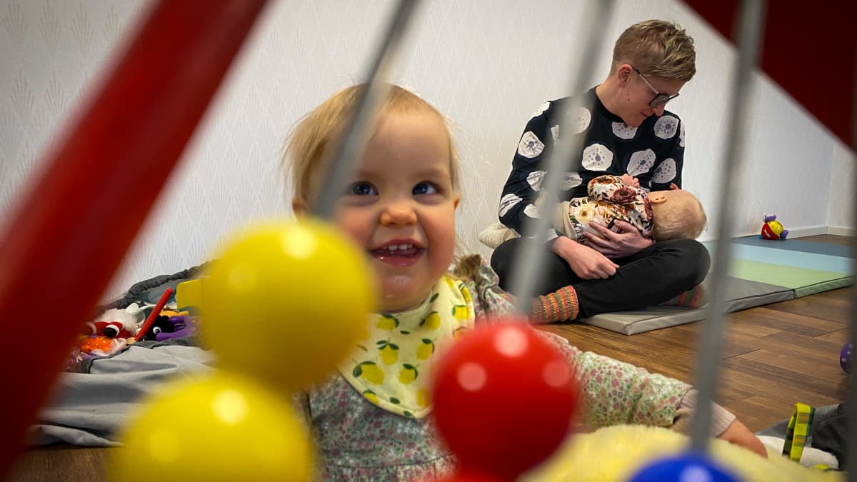 Maarit Hukka imettää Sinnaa, etualalla Elma Laakso