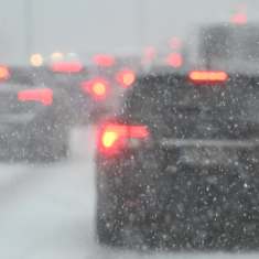 Autoja moottoritiellä lumimyrskyssä.