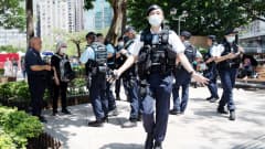 Poliisi etsii aktivisteja Hong Kongissa.