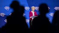 Ursula von der Leyen puhuu lavalla, taustalla World Economic Forumin logoja.