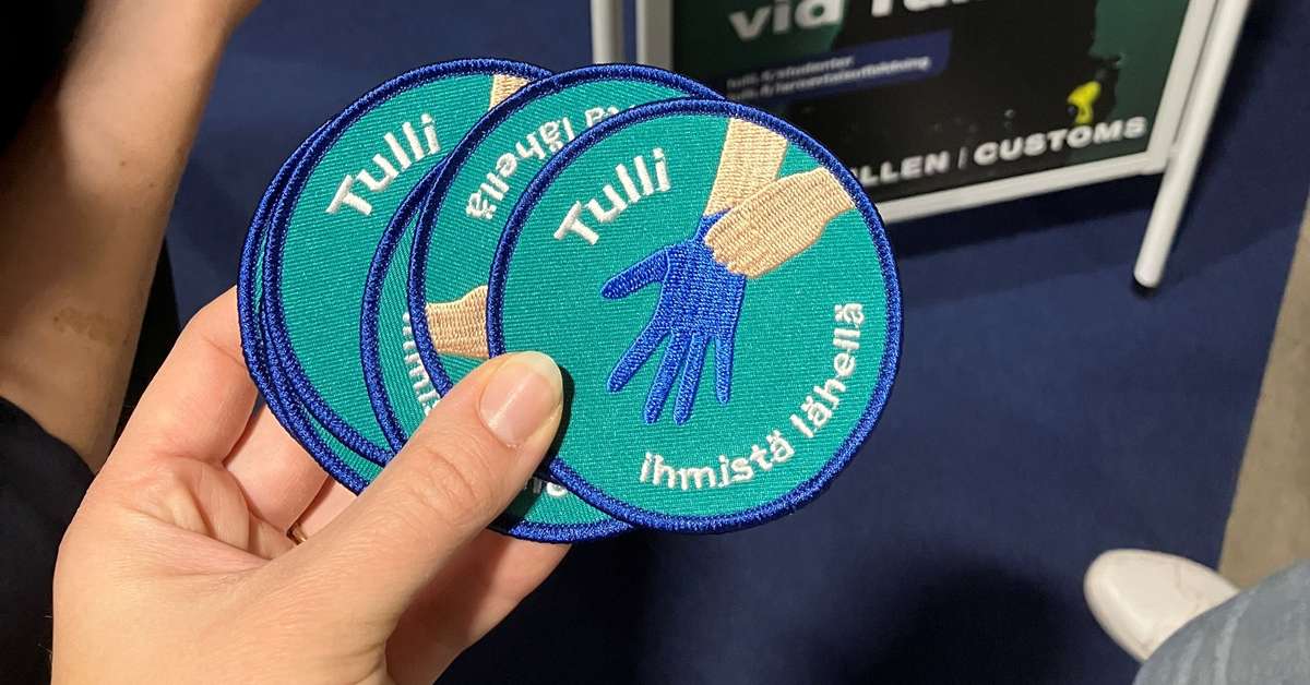 Tullin hulvattomista haalarimerkeistä tuli opiskelijamessujen hitti ...
