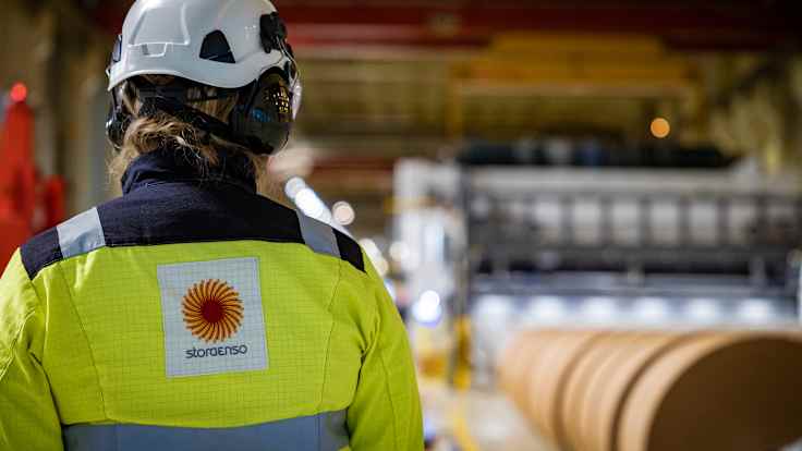 Stora Enson Oulun tehtaassa työntekijä katselee
