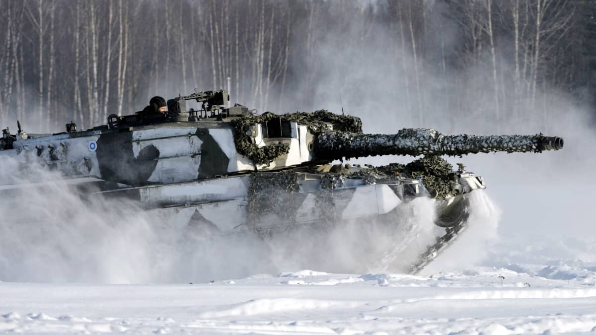 Leopard-panssarivaunu ajaa lumisessa maisemassa.