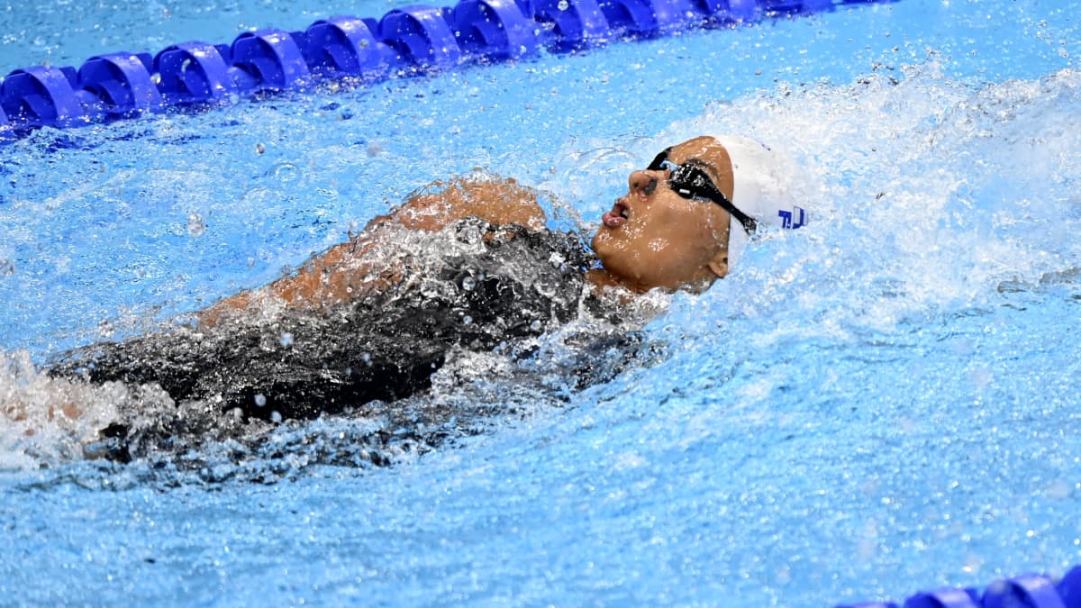 Mimosa Jallow vauhdissa 100 metrin selkäuinnin alkuerässä Tokion olympialaisissa.