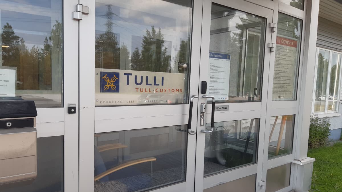 Tullin rakennuksen ulko-ovi Kokkolassa.