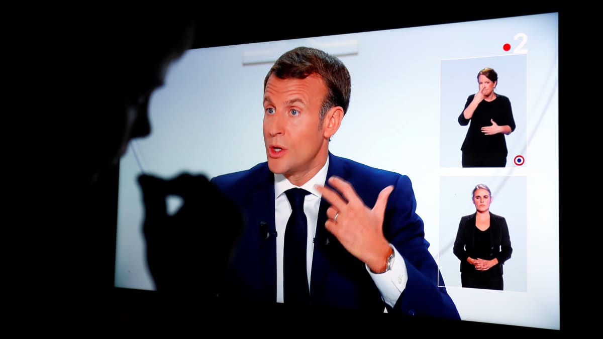Emmanuel Macron puhuu televisioruudulla.