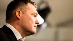 Mikko Savola tiedotustilaisuudessa.