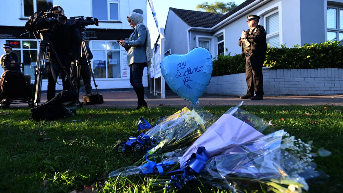 Konservatiivikansanedustaja David Amessin surmapaikalle oli tuotu perjantain kukkia.