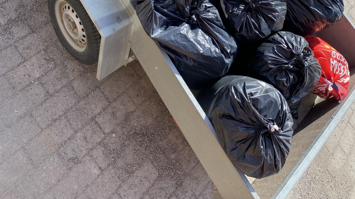 Peräkärryssä parikymmentä jätesäkkiä täynnä lahjoitukseen tuotua huonoa tavaraa.