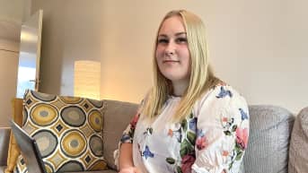 Kajaanin ammattikorkeakoulun opiskelija Emma Vihinen kotonaan etäopiskelemassa.