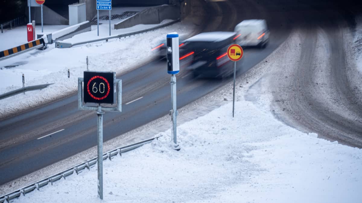 Nopeusvalvontakamera Tampereen rantatunnelin suulla.
