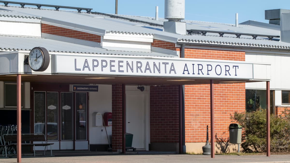 Lappeenrannan lentoaseman sisäänkäynti.