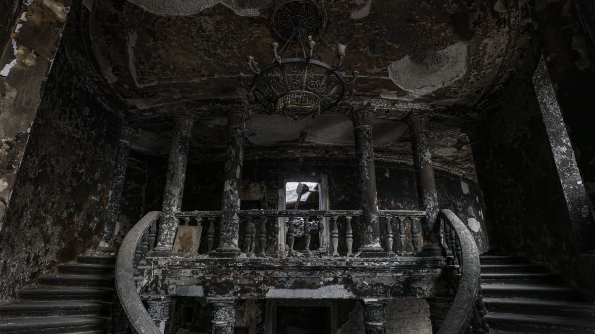 Kuvassa Mariupolin teatterin aula. Tila on tuhoutunut Venäjän pommituksissa