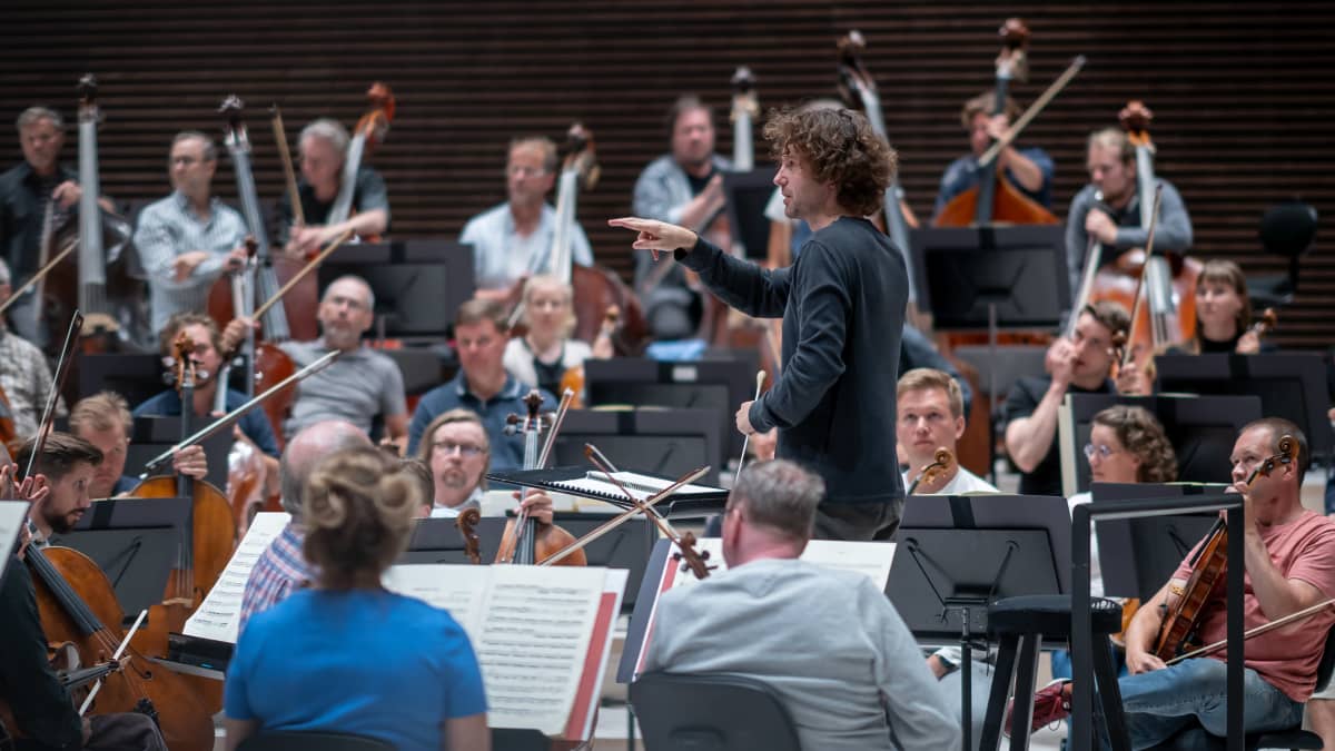 Radion sinfoniaorkesteri RSO:n ylikapellimestari Nicholas Collon harjoituksissa ennen alkavaa 95-vuotisjuhlakautta, Helsingin Musiikkitalo, 26.8.2022.