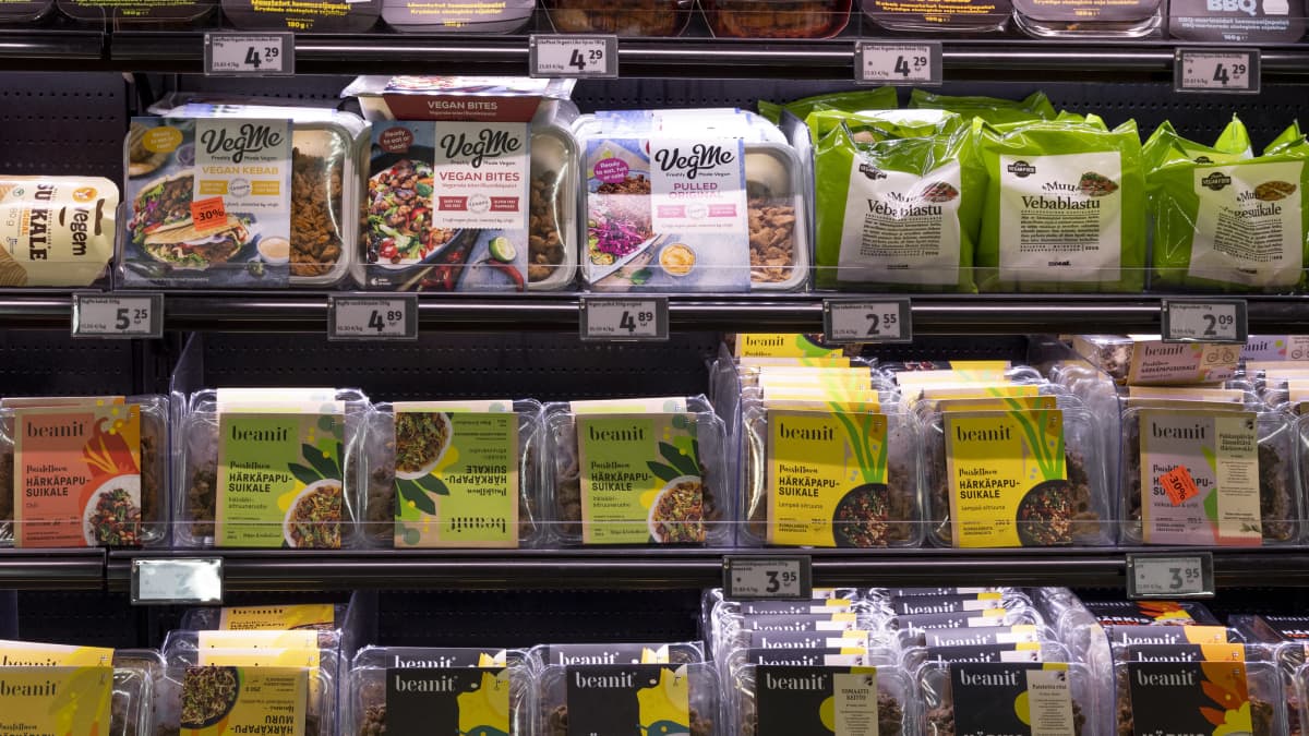 Kaupan kylmähylly, jossa vegaanisia proteinivalmisteita.