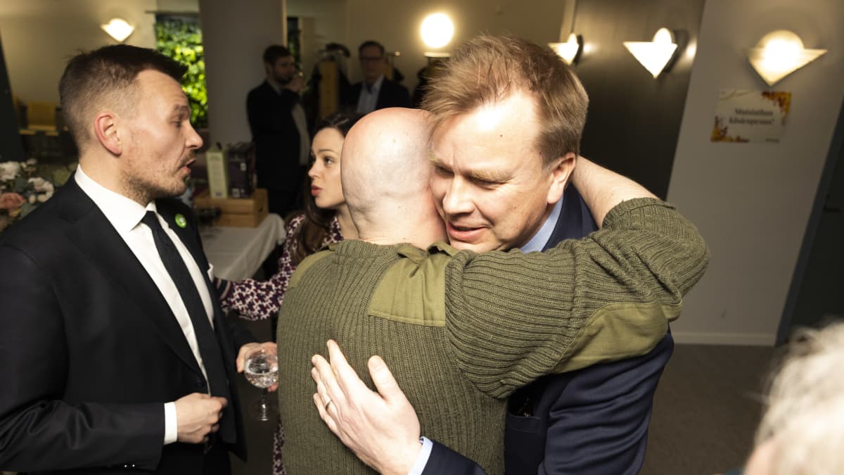 Antti Kaikkonen halaa Mikko Kärnää. Keskustan puoluetoimisto ennen ennakkoääniä. 2023