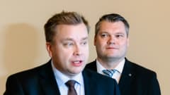 Antti Kaikkonen ja Mikko Savola tiedotustilaisuudessa.