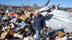 Nainen kantaa likaista astiaa romun keskellä Kentuckyssä Yhdysvalloissa.
