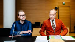 Jere Kiiski oikeudessa asianajajansa kanssa.