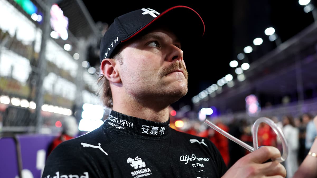 Valtteri Bottas ottaa huikan juomapullosta.