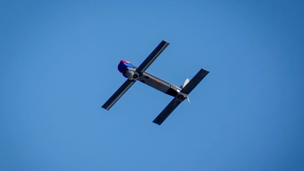 Pienikokoinen Switchblade 300 drooni lentää.