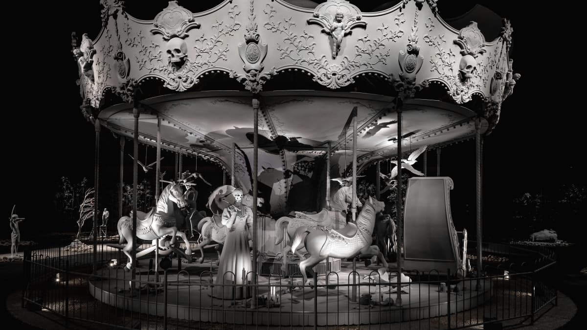 Karuselli jossa pääkallonaamareihin puettuja hahmoja.