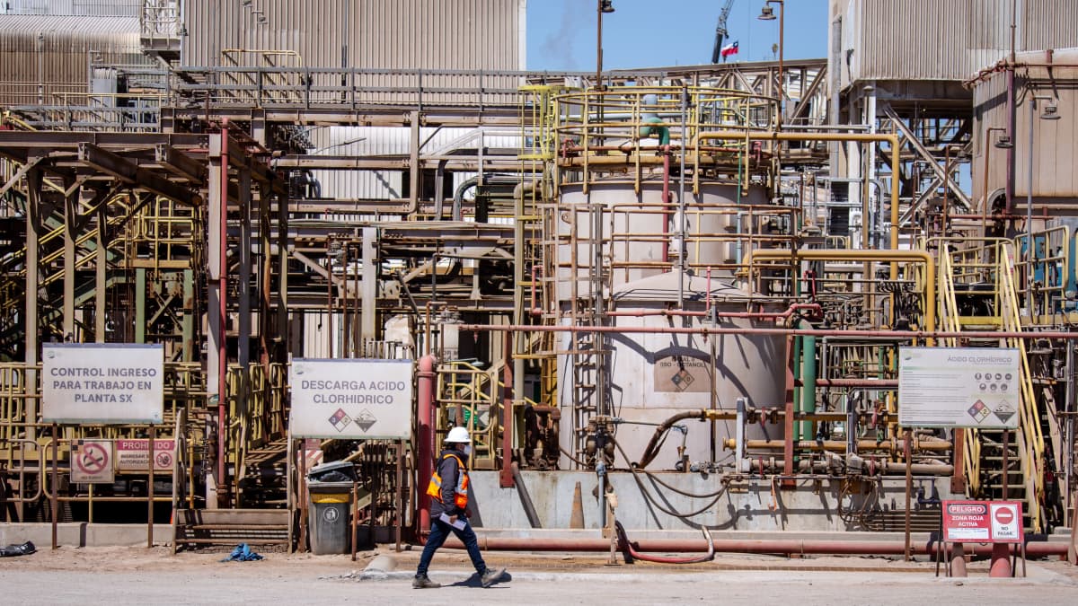 Tuotantolaitos Atacaman suolapannulla. SQM on nelinkertaistanut litiumintuotantoaan vuodesta 2018 lähtien.