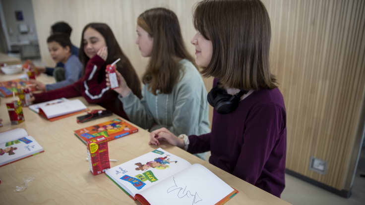 Ukrainalaiset lapset lukevat Ukrainan kielelle käänettyä Ella kirjaa