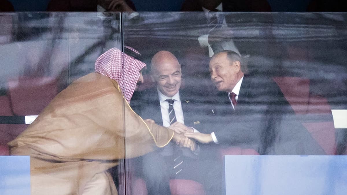 Mohammed bin Salman, Gianni Infantino ja Vladimir Putin iloisissa tunnelmissa vuoden 2018 MM-kisoisa.