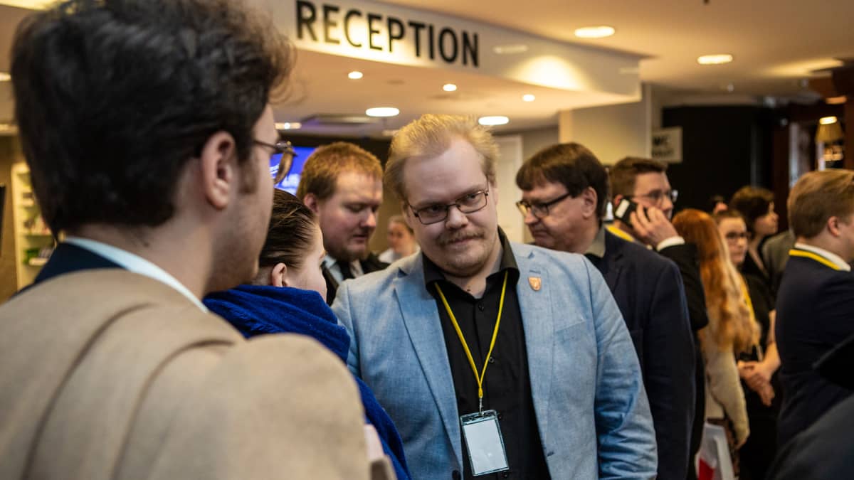 PS-nuorten entinen jäsen Toni Jalonen Tampereella Holiday Club-hotellin aulassa.