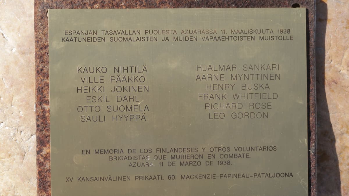 Muistolaatta, johon on kirjattu 12 nimeä.