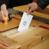 Äänestyslippu laitetaan vaaliuurnaan Mikkelissä.
