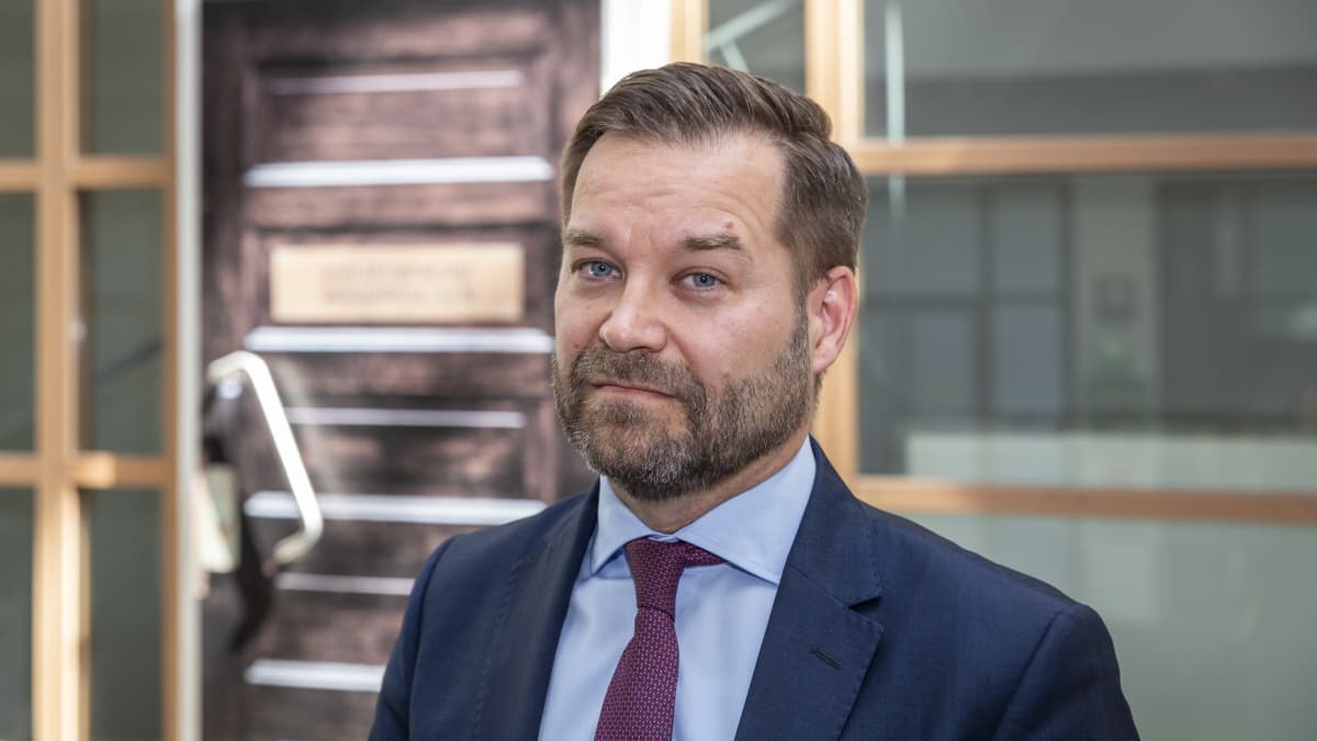 Suojelupoliisin apulaispäällikkö Teemu Turunen puolilähikuvassa.