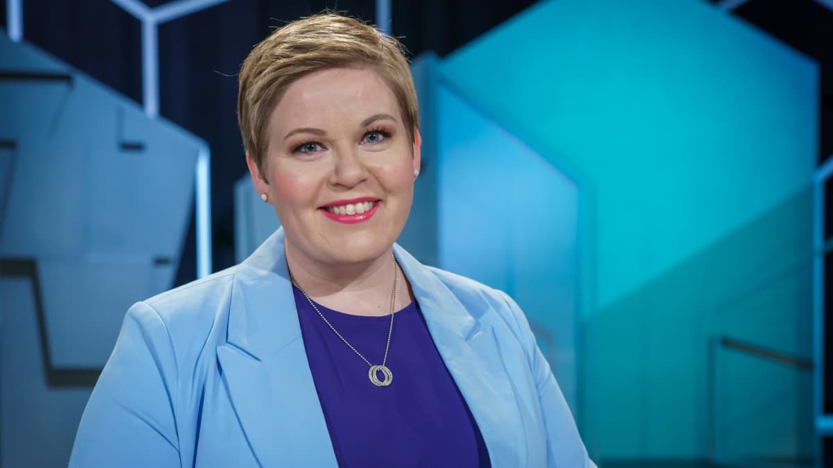 Annika Saarikko suuren vaalikeskustelun lavasteissa.