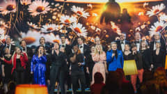 Yhteislaulu lavalla Apua Ukrainaan -tukikonsertissa.