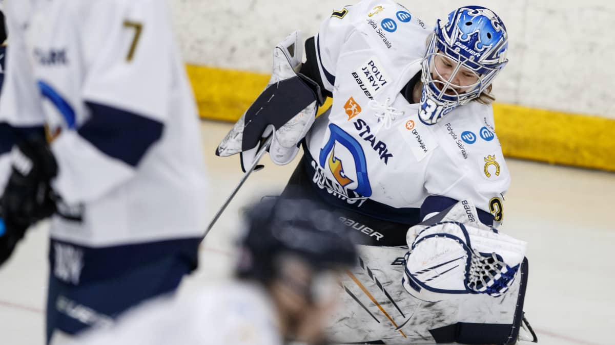 Kiekko-Espoon maalivahti Tiia Pajarinen lämmittelee.