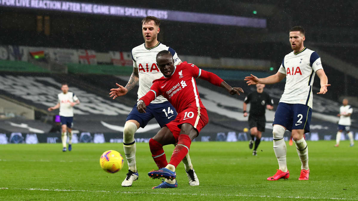 Sadio Mané tekee maalin Liverpoolille Tottenhamia vastaan.
