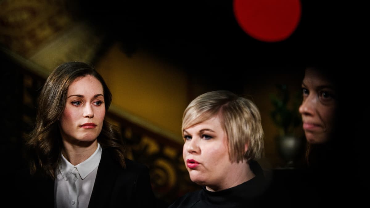 Anna-Maja Henriksson, Emma Kari, Sanna Marin, Annika Saarikko ja Li Andersson puhuivat medialle 5. huhtikuuta ennen neuvotteluja.