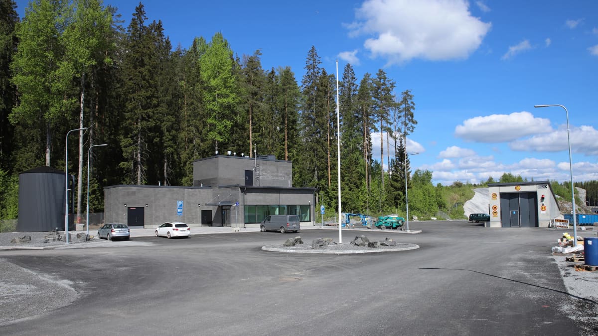 Mikkelin jätevedenpuhdistamon vastaanottorakennus ja ajoliuska.