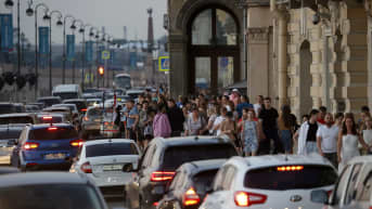 Ihmisiä Pietarissa 24. kesäkuuta 2021. 