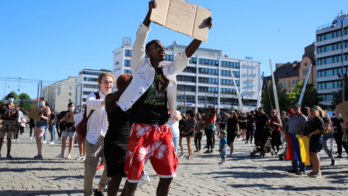 Yleisöä Black lives Matter -mielenilmauksessa Vaasassa