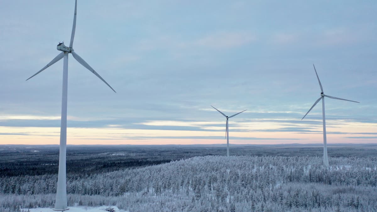 Kolme tuulivoimalaa Tornion Kitkiäisvaaran tuulivoimapuistossa.