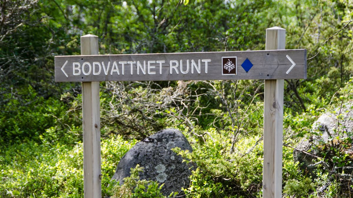 Skylt för Bodvattnet runt - vandringsled i Korsholms skärgård.