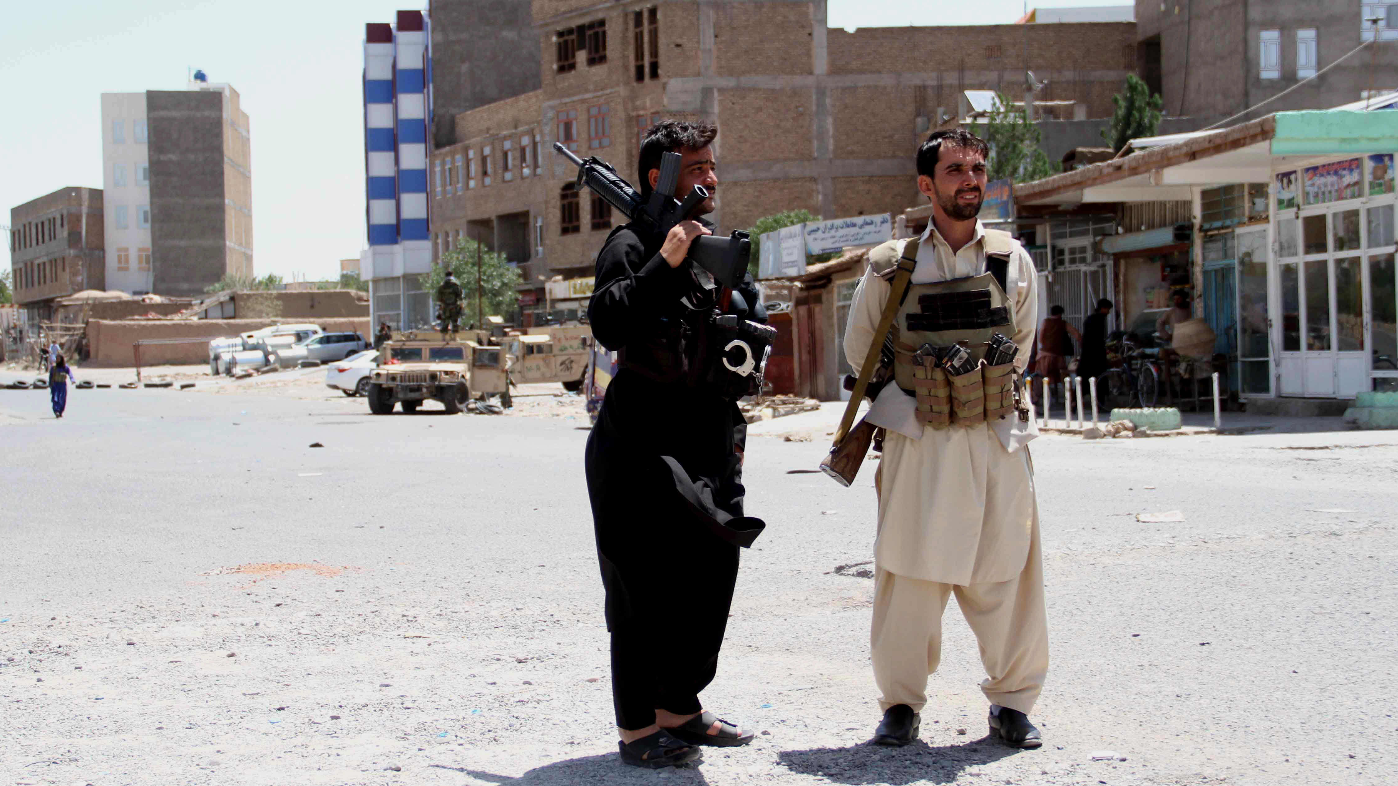 Afganistanin hallitusta tukevan puolisotilaallisen joukon sotilaat partioivat perjantaina Heratissa, jossa on viime aikoina käyty paljon taisteluja Talibania vastaan.