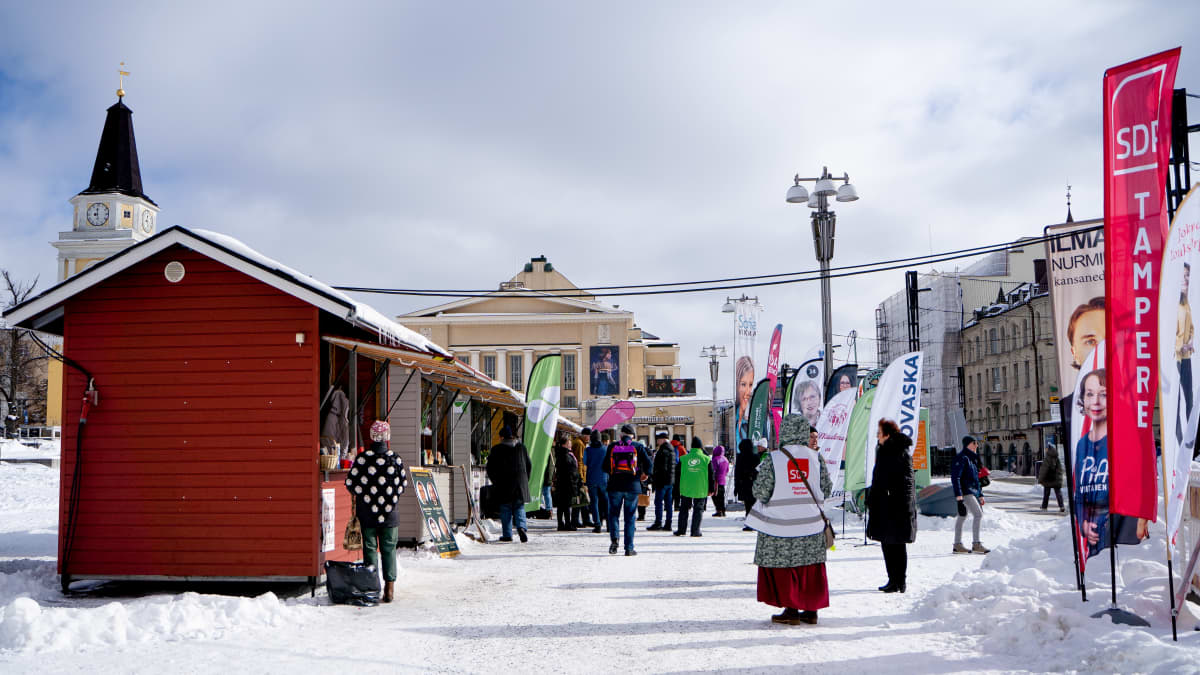 Puolueiden vaalikoppeja Tampereen Keskustorilla